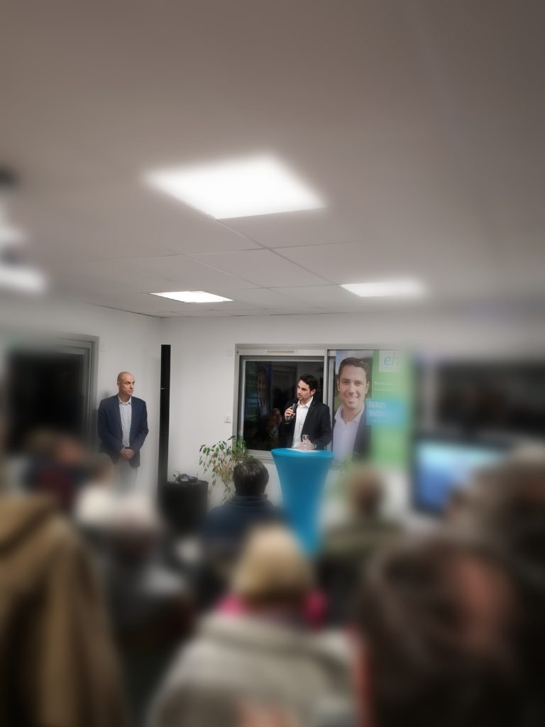 Ivain Bignonet présente son directeur de campagne Stéphane Vrillon devant une cinquantaine d'habitants. 